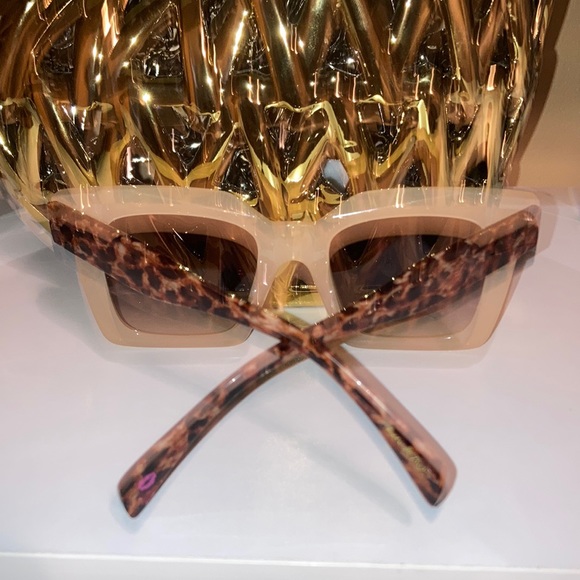 New!!!Betsy Johnson Sunglasses - Picture 2 of 2